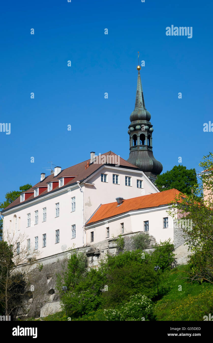Vista di case sulla collina di Toompea Hill e Santa Maria la Chiesa. La città vecchia di Tallinn, Estonia. Foto Stock