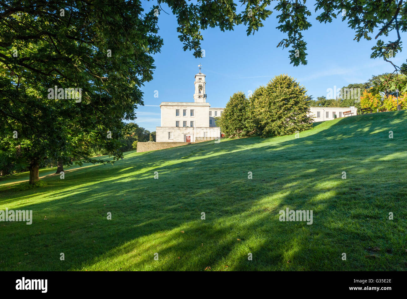 Parco di università. Parte di un esteso terreno presso l'Università di Nottingham con Trento edificio a distanza, Nottingham, Inghilterra, Regno Unito Foto Stock