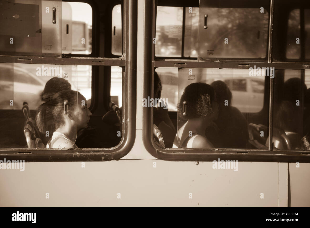 Persone su un bus di primo mattino, Salvador, Bahia, Brasile Foto Stock