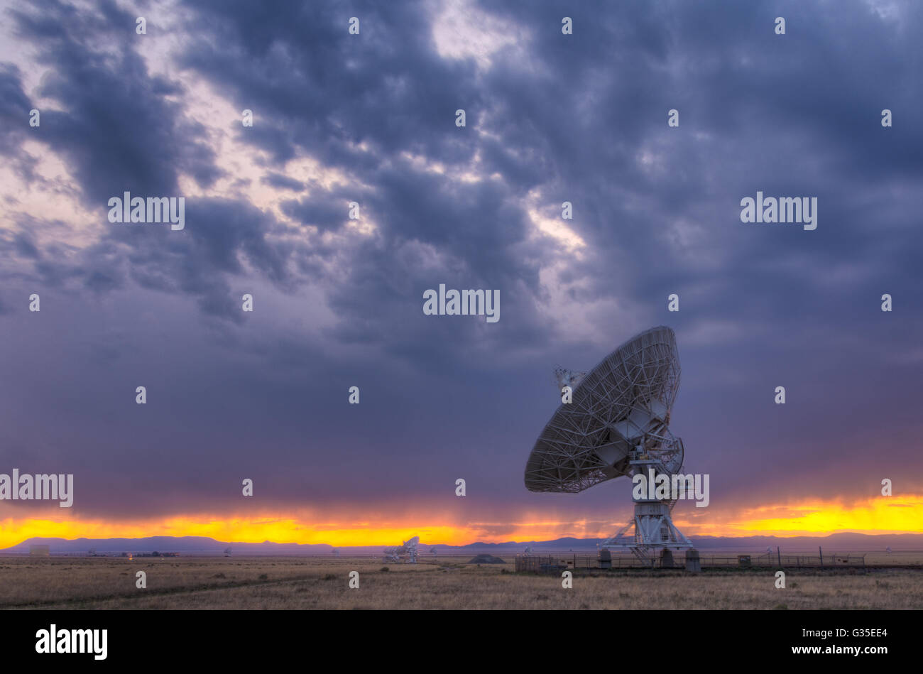 Radio telescopi presso la Grande Array-National radio astronomia osservatorio, Nuovo Messico, Stati Uniti d'America. Foto Stock