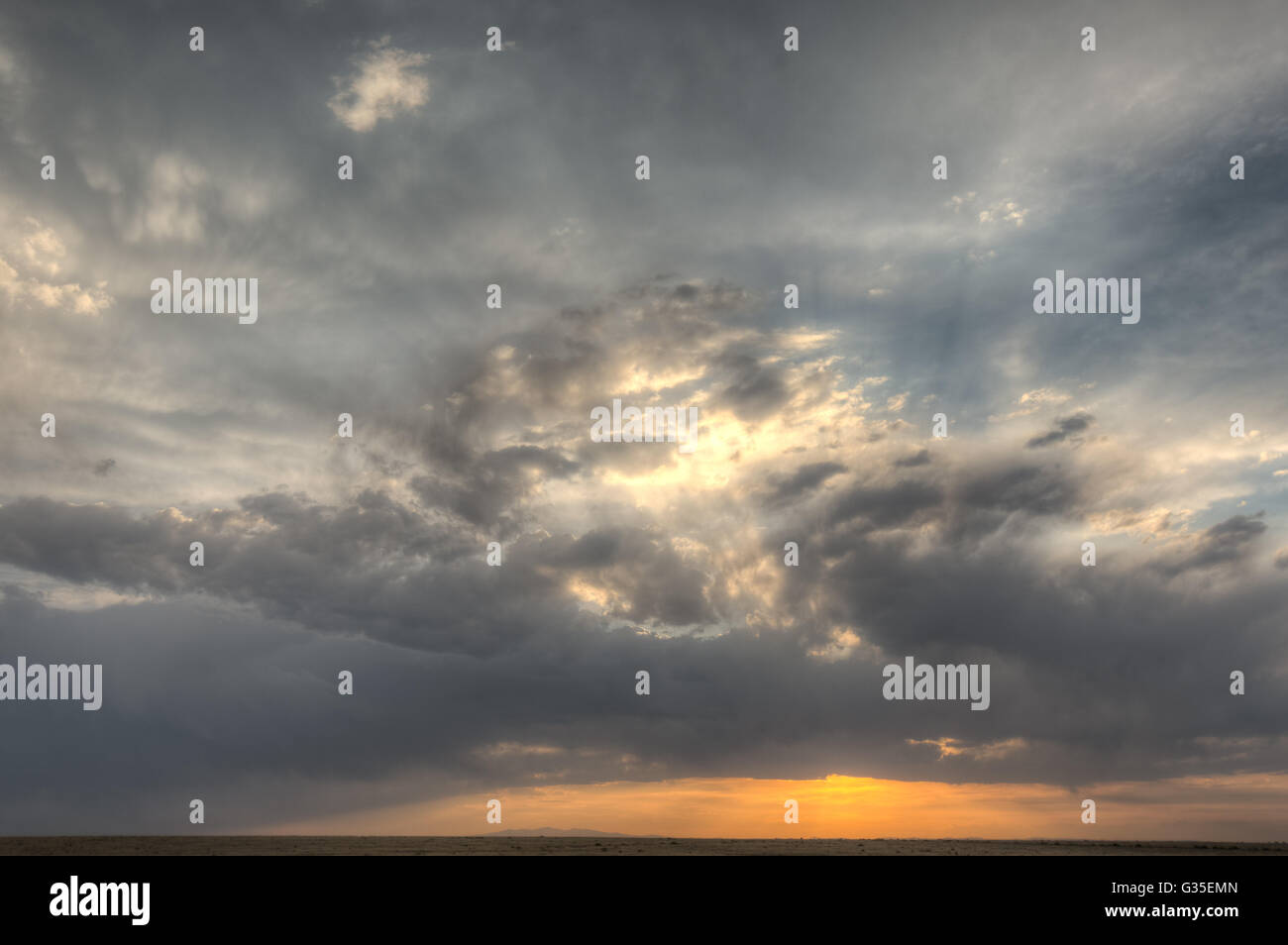 Tramonto burrascoso ad ovest di Albuquerque, Nuovo Messico, Stati Uniti d'America. Foto Stock