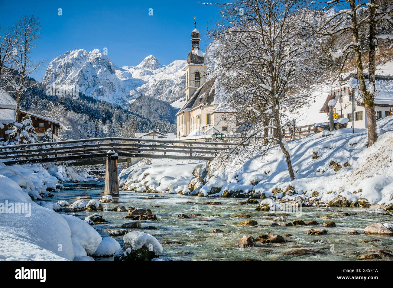 Chiesa di Ramsau in inverno, Berchtesgadener Land di Baviera, Germania Foto Stock