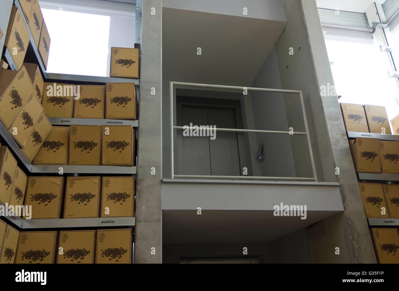 Milano, Italia - 29 giugno 2015: Expo Milano 2015 Esposizione Universale. All'interno della torre del Padiglione svizzero. Molte scatole con caffè Foto Stock