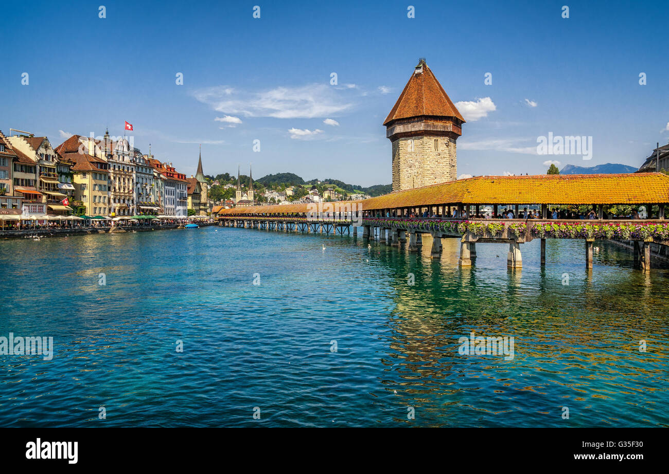 Famosa Cappella del Ponte nel centro storico della città di Lucerna, Svizzera Foto Stock