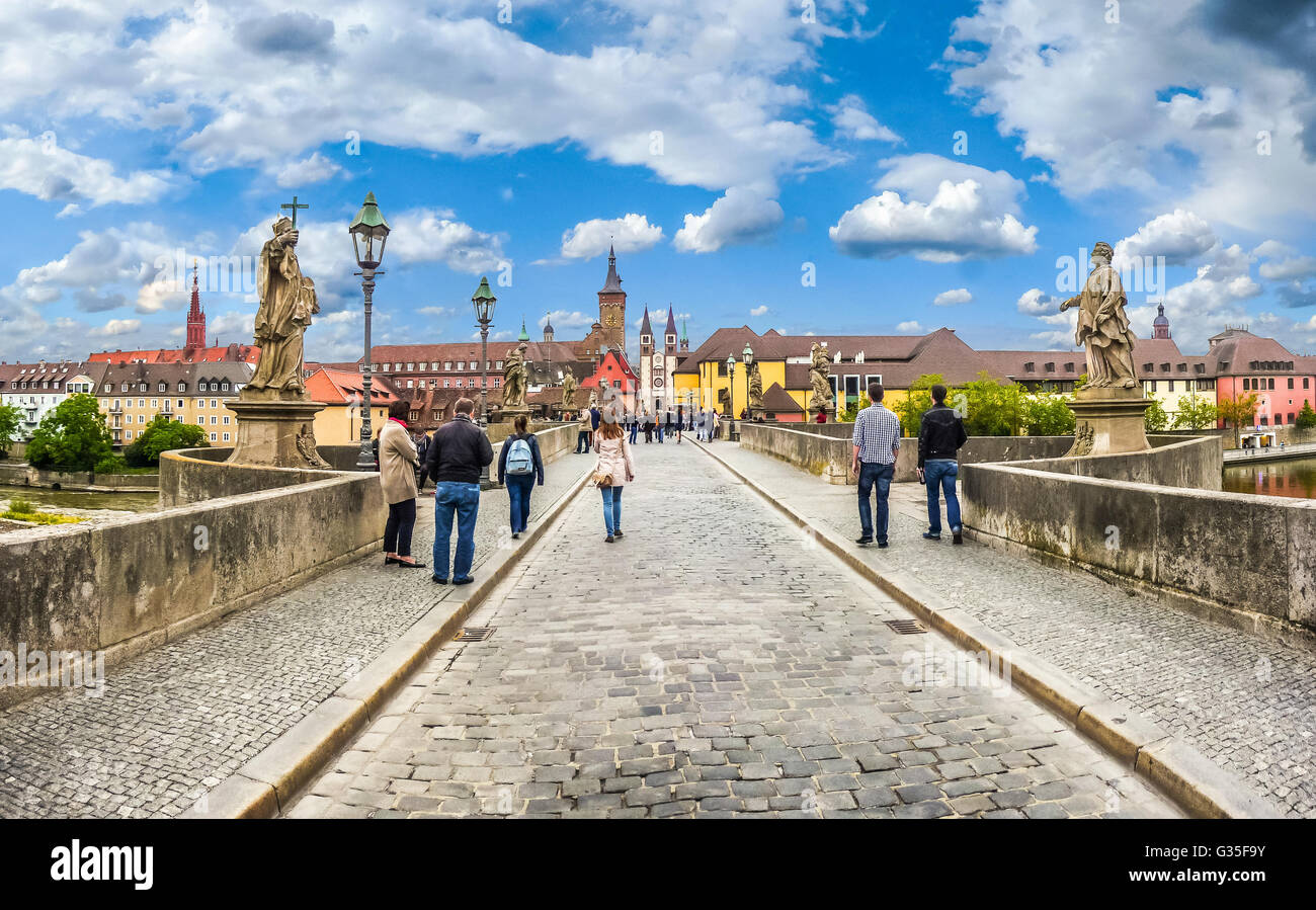 Famoso Alte Mainbrücke la storica città di Würzburg in una giornata di sole, regione della Franconia, Baviera settentrionale, Germania Foto Stock