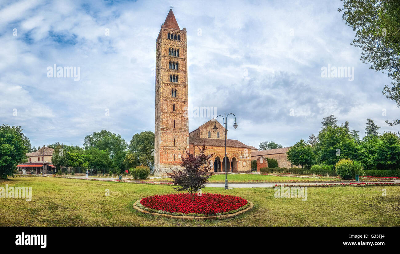 Vista panoramica della storica Abbazia di Pomposa, il famoso monastero benedettino, Codigoro, Emilia Romagna, Italia Foto Stock