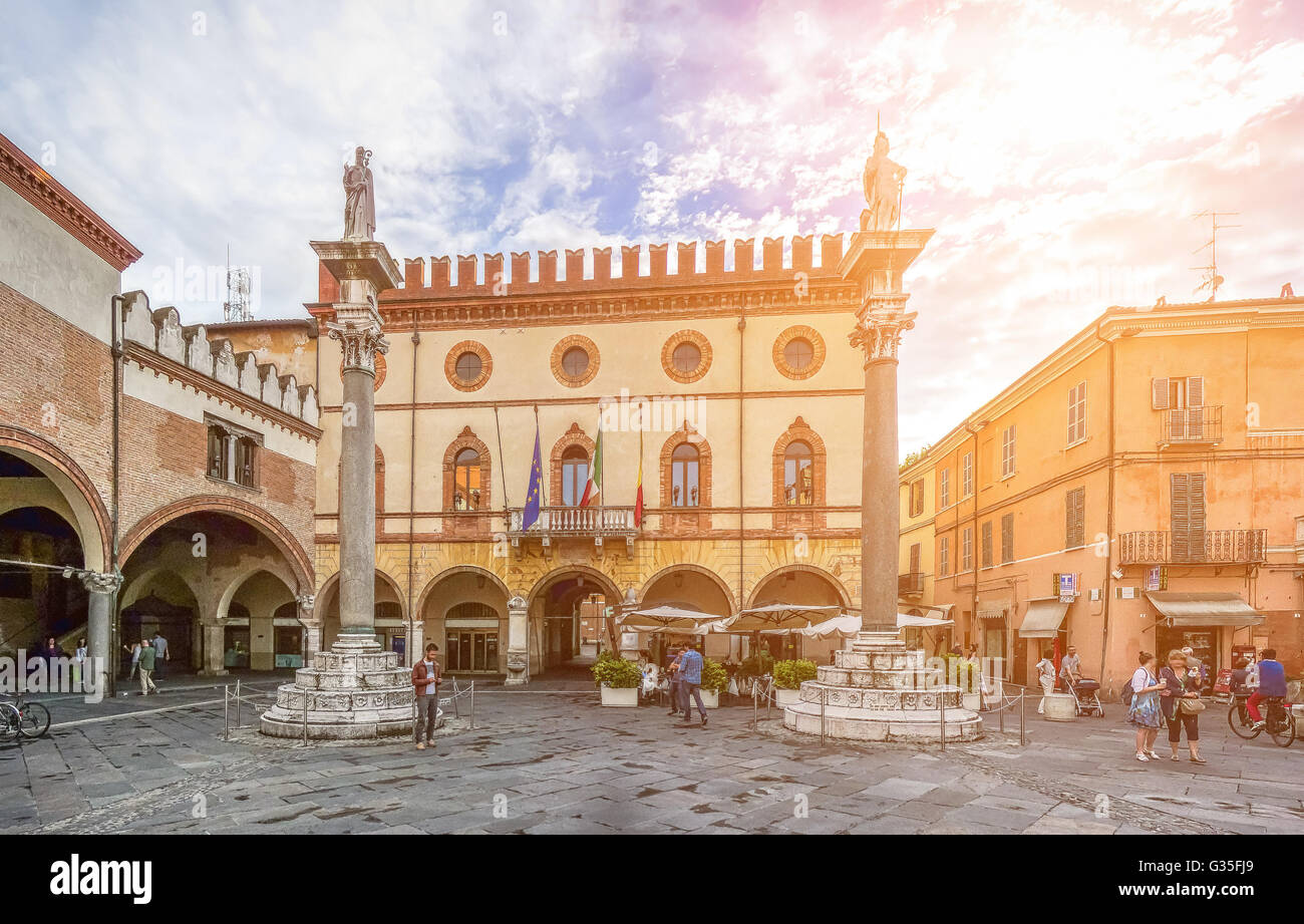 Bellissima vista del famoso townsquare Piazza del Popolo con la sua storica palazzetto veneziano nel centro storico della città di Ravenna Foto Stock