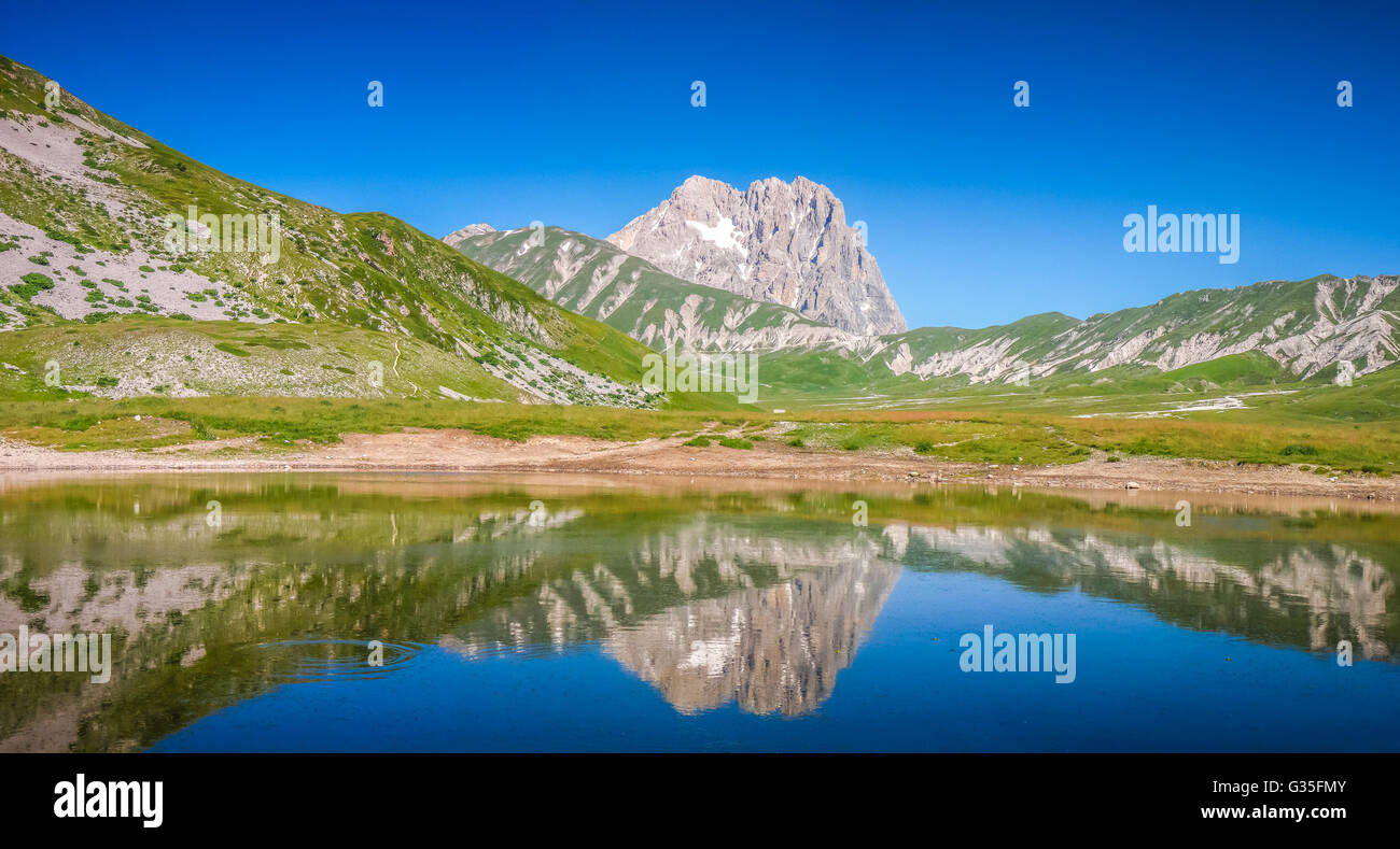 Bellissimo paesaggio con Gran Sasso d'Italia picco a Campo Imperatore altopiano dell'Appennino, Abruzzo, Italia Foto Stock