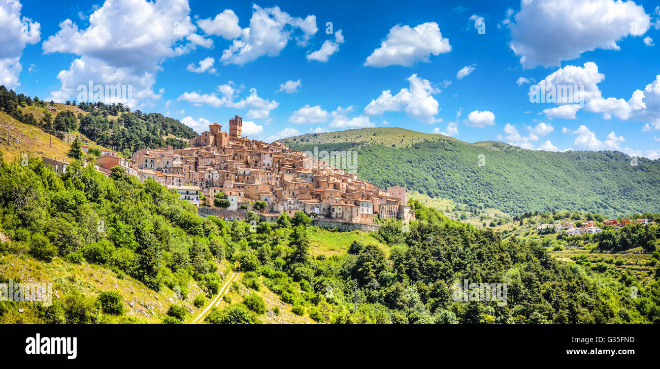 Castel del Monte villaggio di montagna, del Gran Sasso e Monti della Laga National Park, L'Aquila, Abruzzo, Italia Foto Stock
