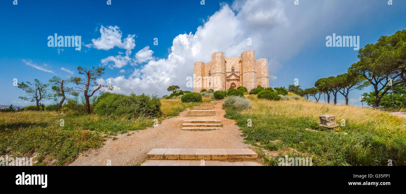 Bellissima vista di Castel del Monte, famoso a forma ottagonale castello costruito dall'imperatore romano Federico II, Puglia, Italia Foto Stock