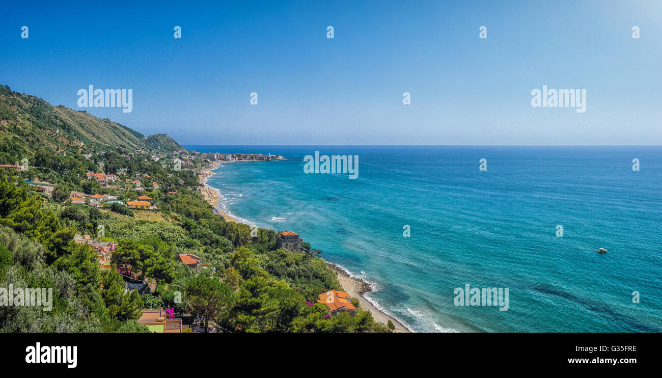 Vista panoramica del bellissimo paesaggio costiero presso la costa Cilentan, provincia di Salerno, Campania, Italia meridionale Foto Stock