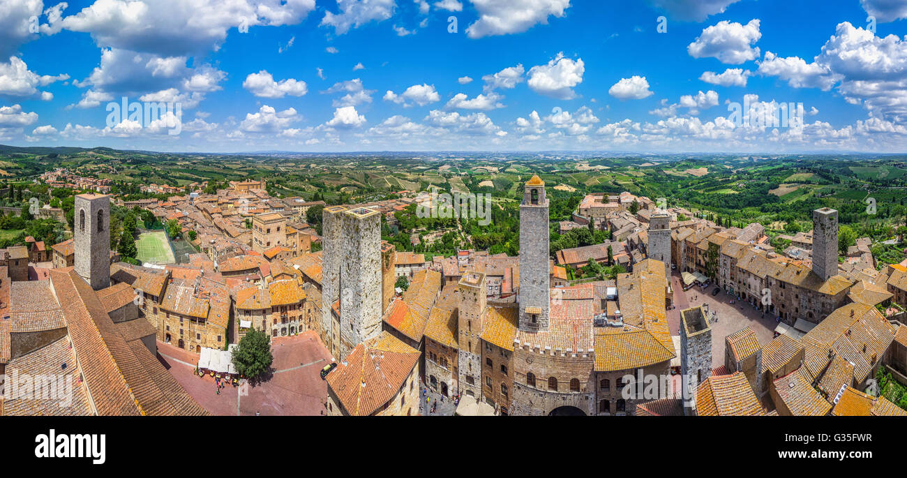 Antenna ampio angolo di vista del centro storico di San Gimignano con la campagna toscana in una giornata di sole, Toscana, Italia Foto Stock