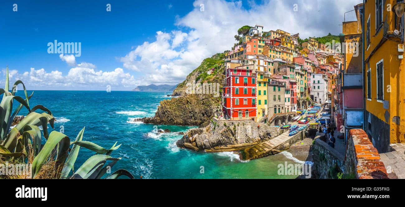 Vista panoramica di Riomaggiore, uno dei cinque famosi villaggi di pescatori delle Cinque Terre in Liguria, Italia Foto Stock