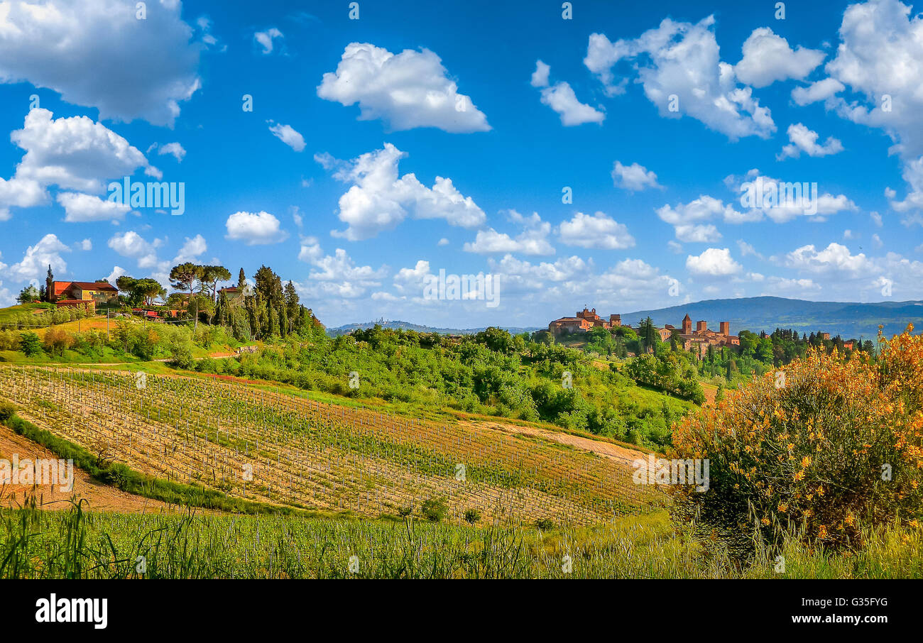 Paesaggio toscano con le città storiche di San Gimignano e Certaldo su una soleggiata giornata estiva in Toscana, Italia Foto Stock