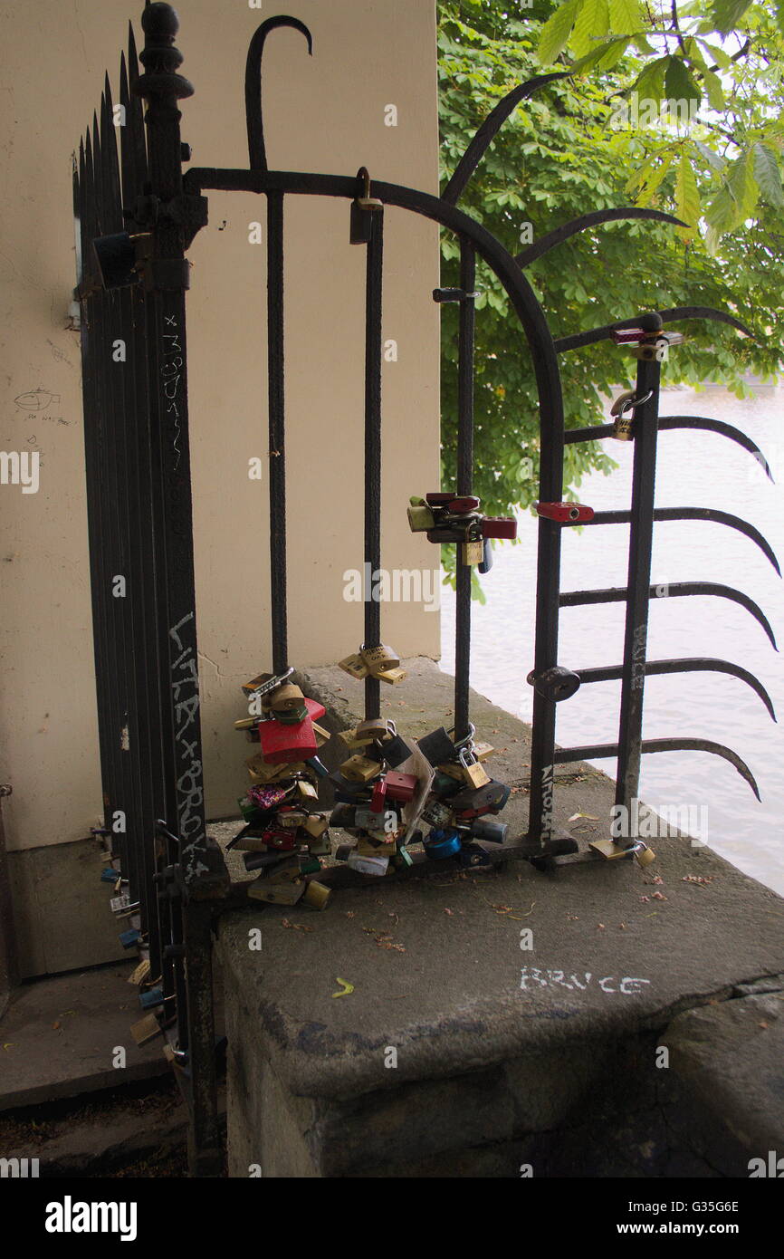 L'amore-simbolo del lucchetto chiuso fino al fiume. Romantico simbolo. Lucchetti sposi novelli appone o appendere il recinto , ponte o di altri enti pubblici Foto Stock
