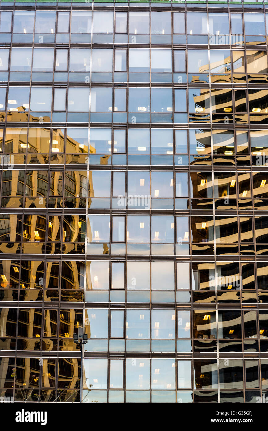 Riflessioni nel palazzo di vetro Foto Stock