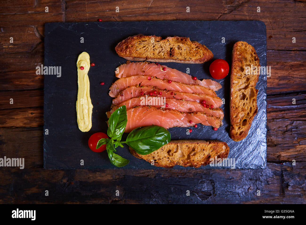 Fette di Salmone e pomodori Foto Stock