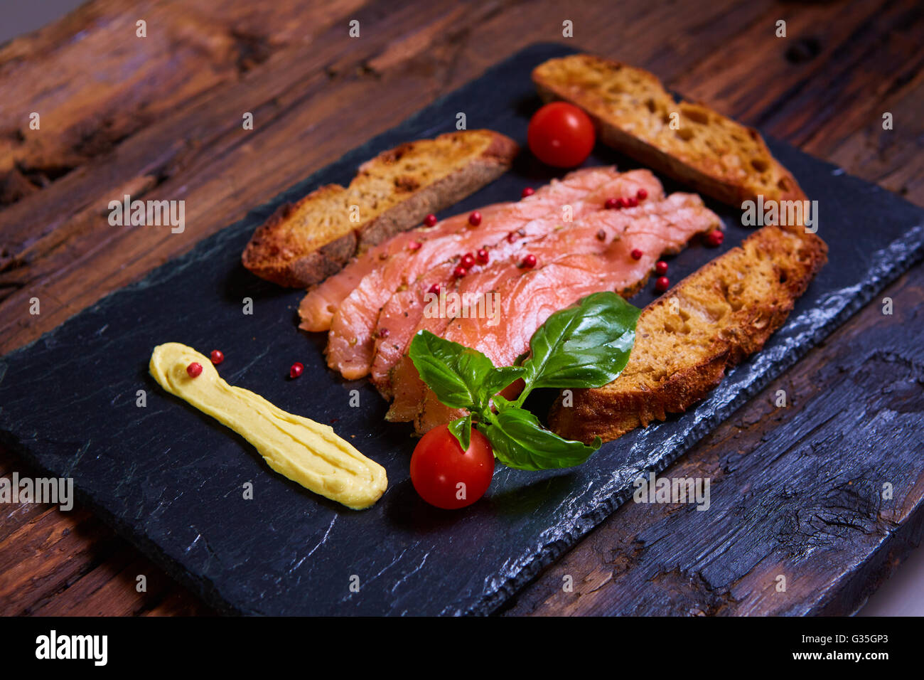 Fette di Salmone e pomodori Foto Stock