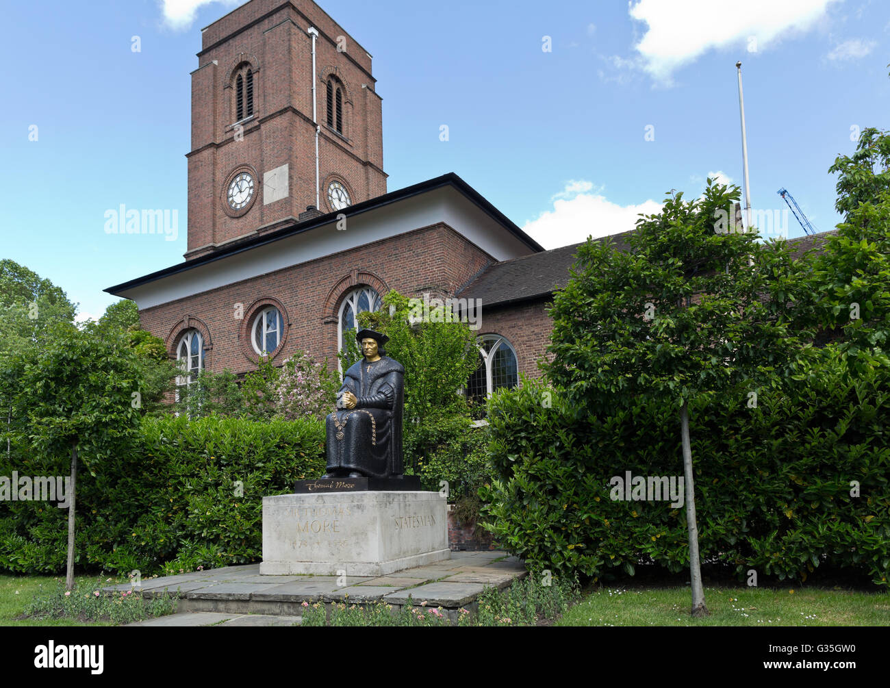 Thomas più la statua che si trova nella parte anteriore del Chelsea vecchia chiesa/ Tutti i Santi, a Chelsea, Londra, Regno Unito, Europa Foto Stock