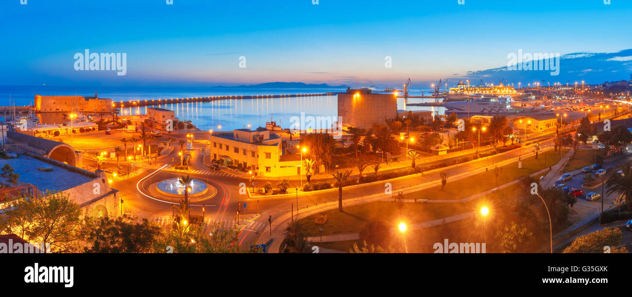 Notte vecchio porto di Heraklion, Creta, Grecia Foto Stock