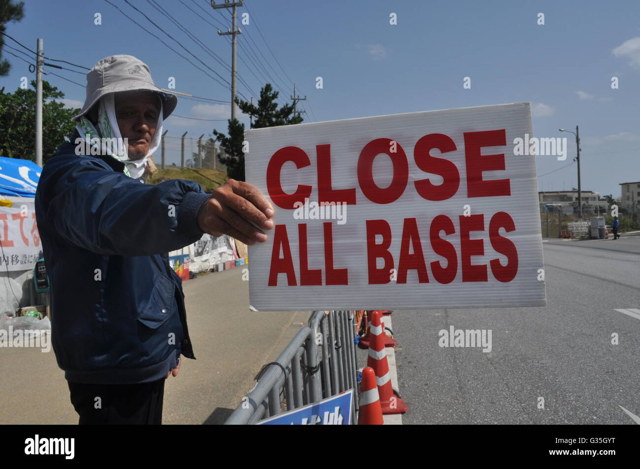 Persone che protestano da Camp Schwab contro la nuova base militare americana dei Marines Foto Stock