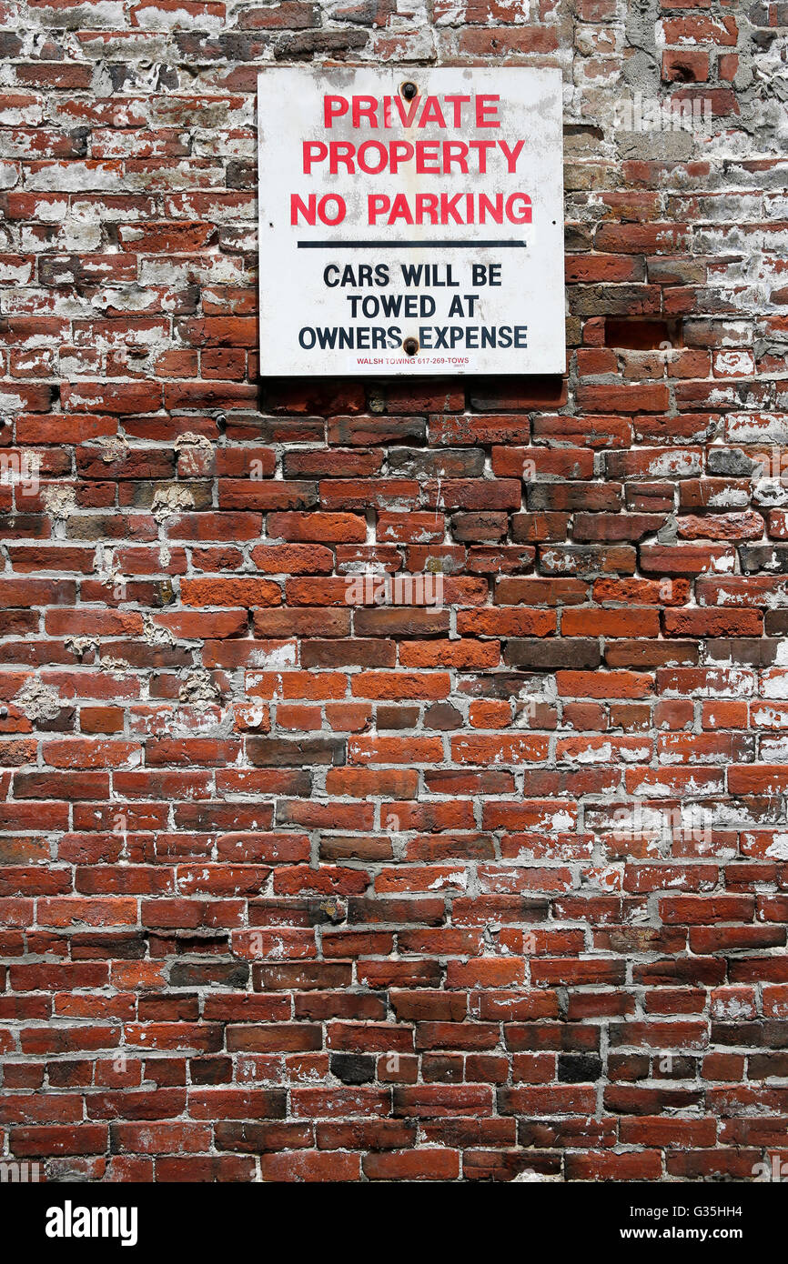 Rosso vecchio muro di mattoni in un parcheggio, Boston, Massachusetts, STATI UNITI D'AMERICA Foto Stock