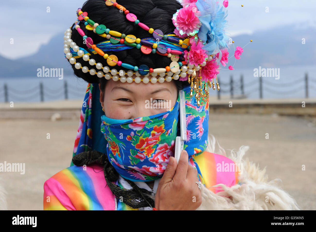 CINA Yunnan Lugu Lake , minoranza etnica Mosuo che sono buddista e le donne hanno una matriarca, Mosuo donna in abiti tradizionali , società matrimoniale Foto Stock