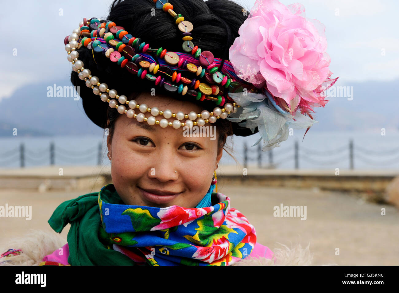 CINA Yunnan Lugu Lake , minoranza etnica Mosuo che sono buddista e le donne hanno una matriarca, Mosuo donna in abiti tradizionali , società matrimoniale Foto Stock