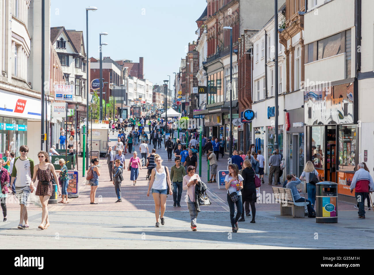People shopping, St Peter's Street, Derby City Centre, England, Regno Unito Foto Stock