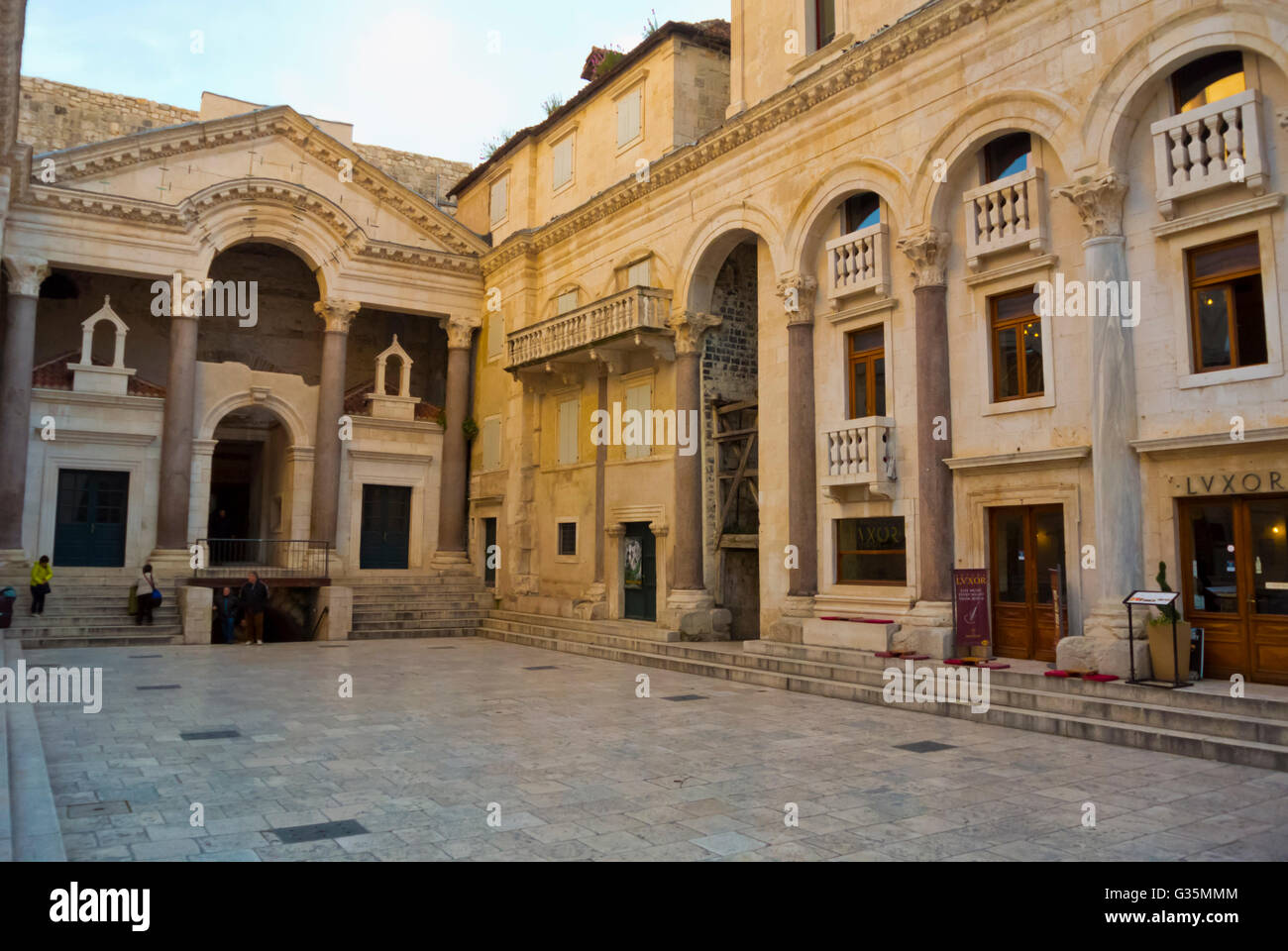 Peristil, peristilio, la piazza principale del palazzo area, Grad, città vecchia, Split, Dalmazia, Croazia Foto Stock