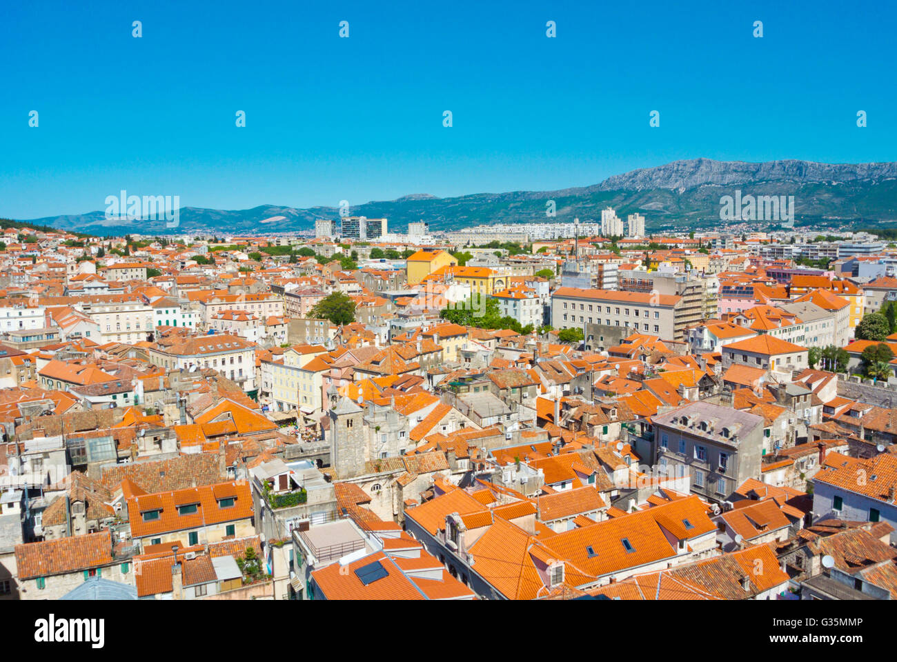 Vista sulla città vecchia entroterra verso Poljud Stadium e Zagorje, Split, Dalmazia, Croazia Foto Stock