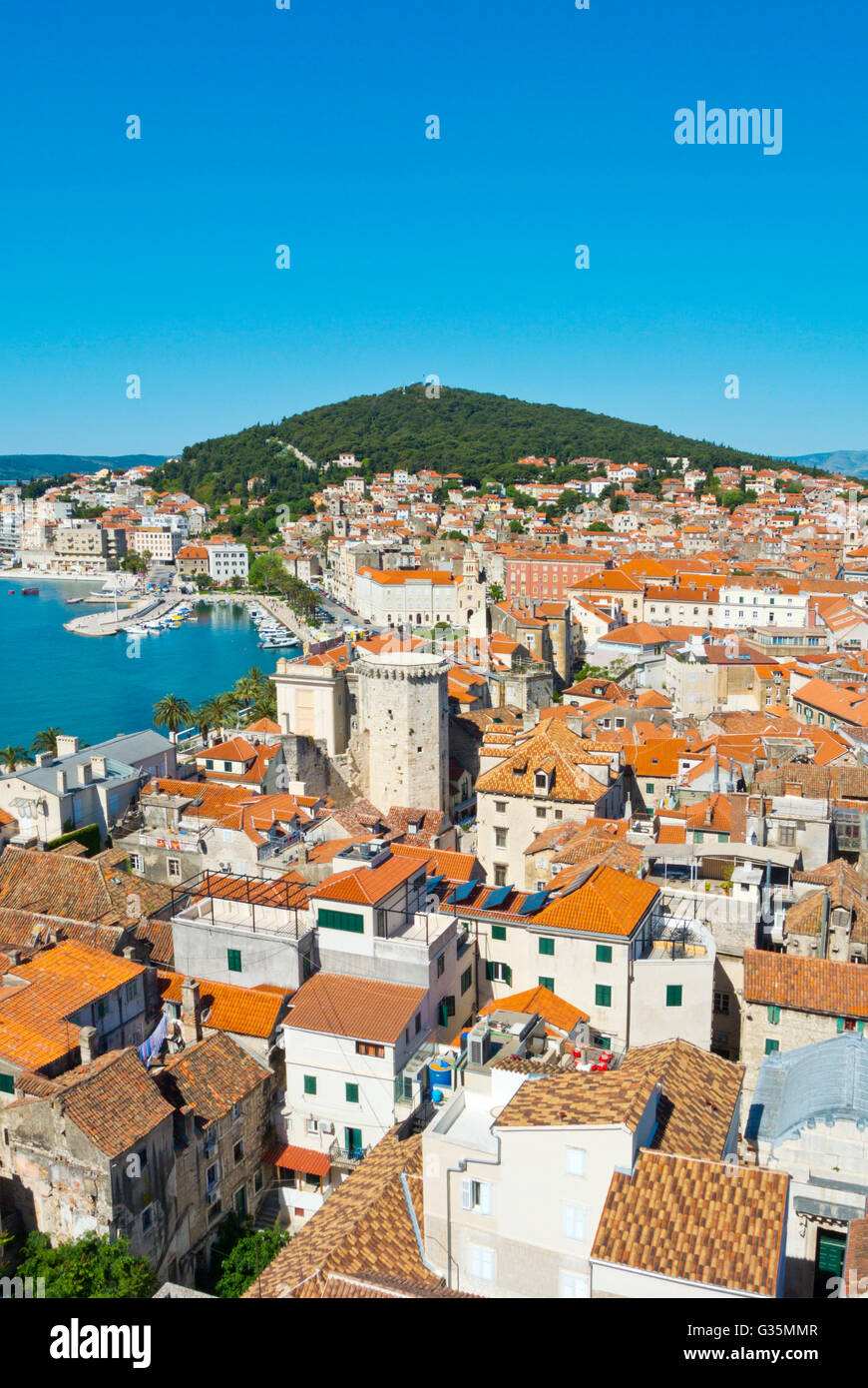 Vista sulla città vecchia verso la collina Marjan, Split, Dalmazia, Croazia Foto Stock