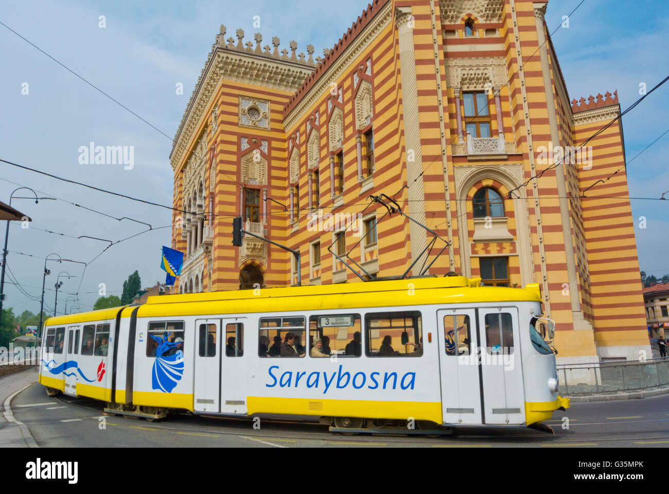 Tram, di fronte Vijecnica, Municipio ex biblioteca nazionale e universitaria, Sarajevo, Bosnia ed Erzegovina, Europa Foto Stock
