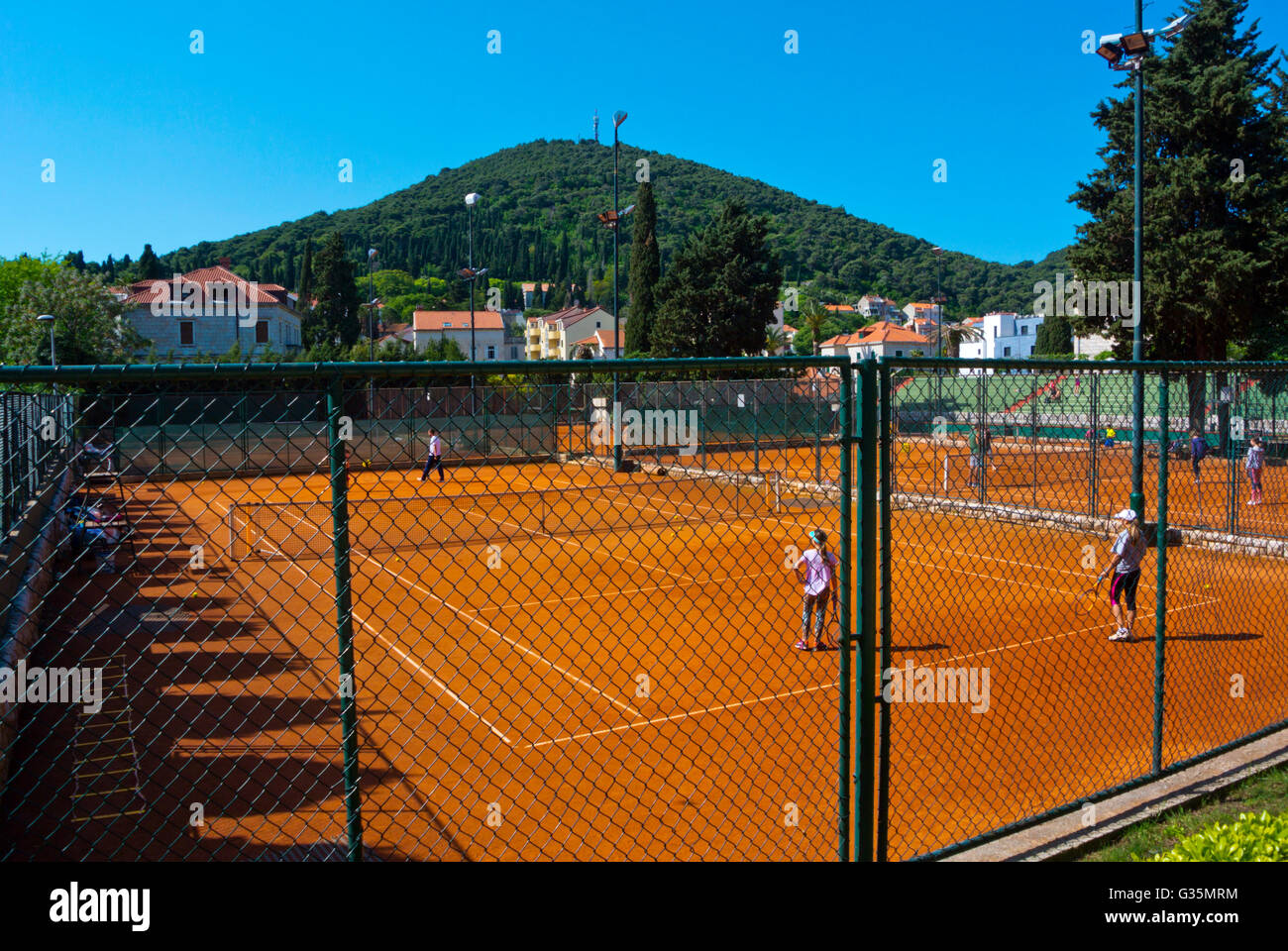 Campi da tennis, lungo il lungomare Lapad distretto, Dubrovnik, Dalmazia, Croazia Foto Stock