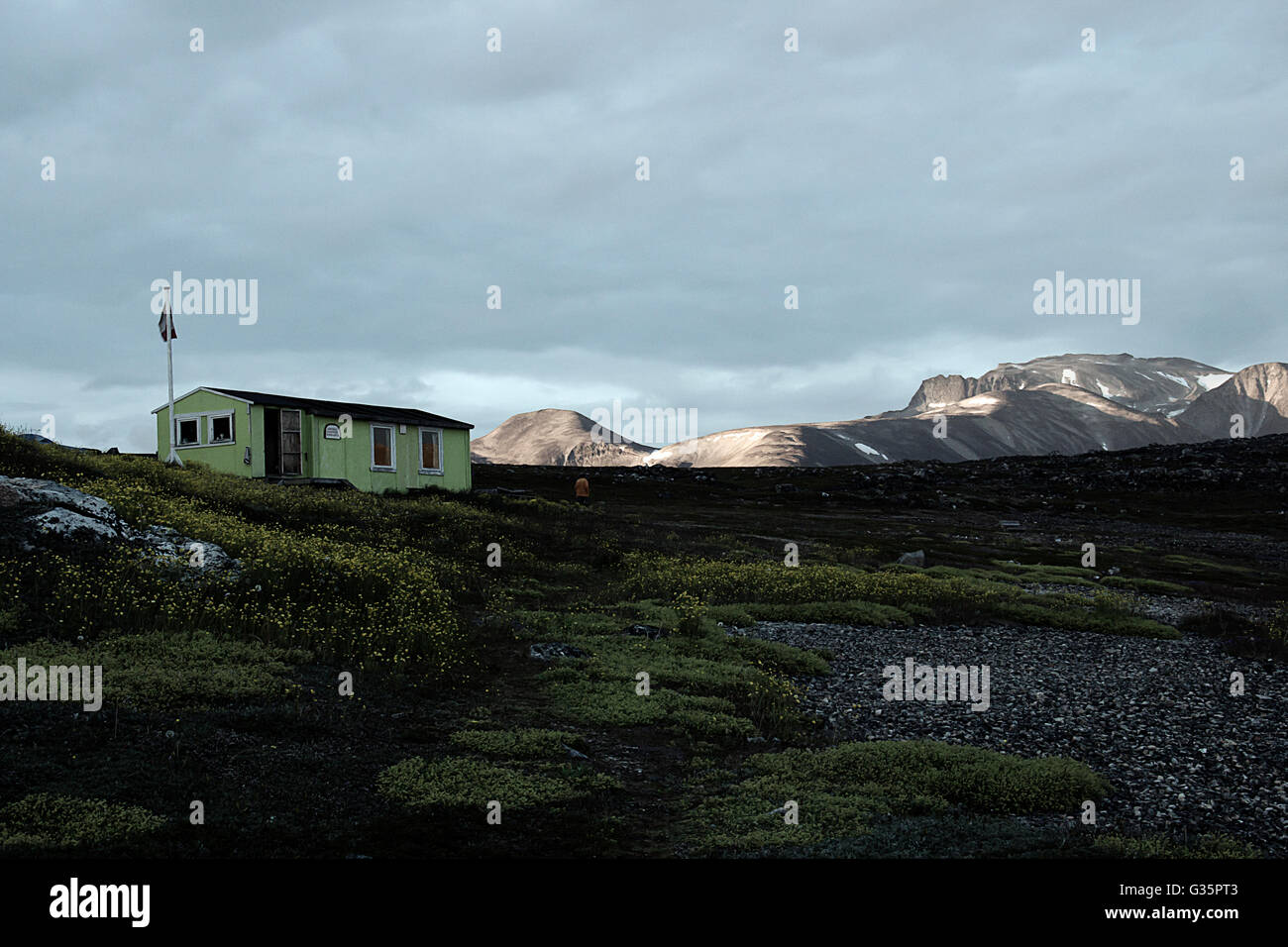 Piccola casa in montagna della Groenlandia Foto Stock