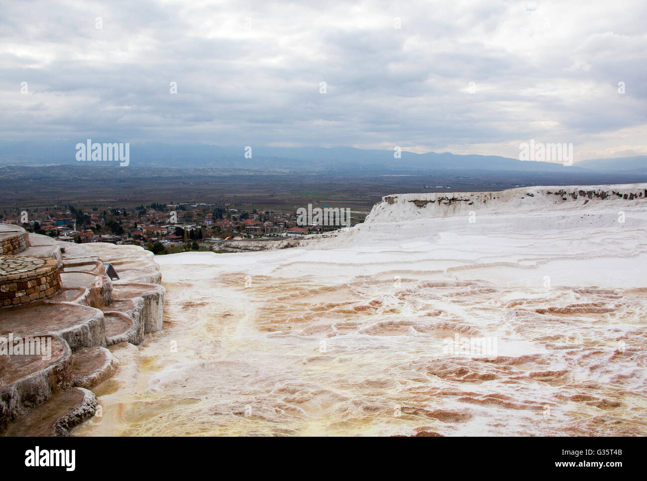 La vista lungo il pendio imbiancati con carbonato di minerali a sinistra da acqua che scorre in Pamukkale, sito del patrimonio mondiale (Turchia). Foto Stock