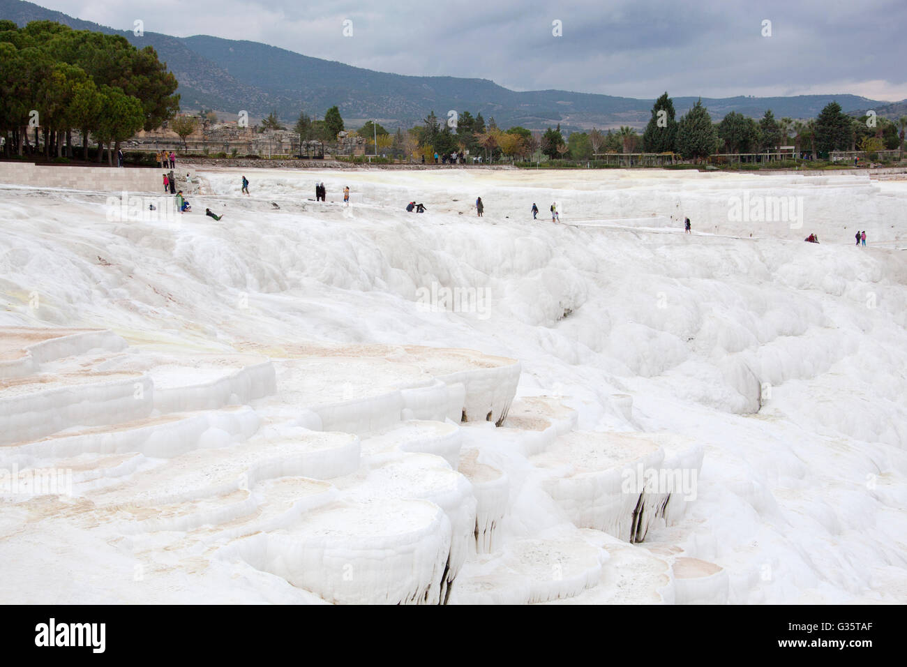 Terrazze bianco di minerali di carbonato a sinistra da acqua che scorre in Pamukkale, Sito del Patrimonio Mondiale in Turchia. Foto Stock