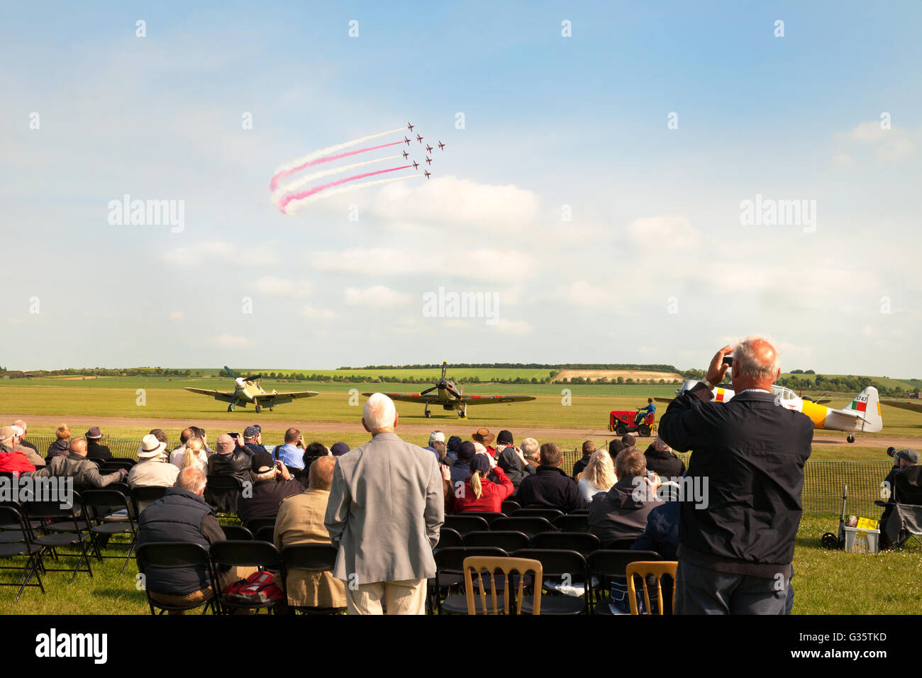 Folla di Airshow; persone che guardano le frecce rosse RAF esibirsi, Duxford Airshow, Regno Unito Foto Stock