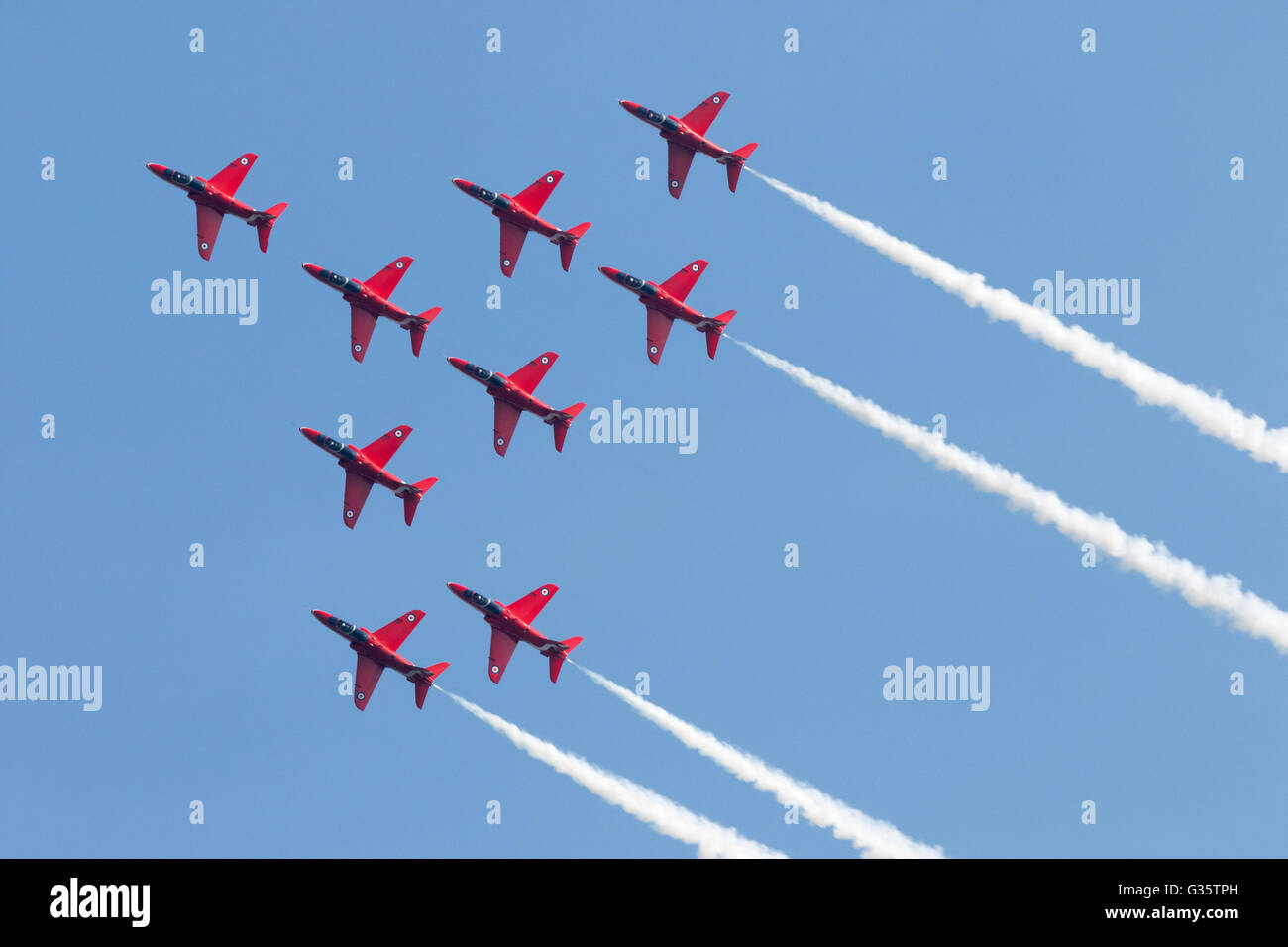 I nove membri della RAF frecce rosse team acrobatico effettuando in corrispondenza di Duxford AIrshow di Duxford, REGNO UNITO Foto Stock