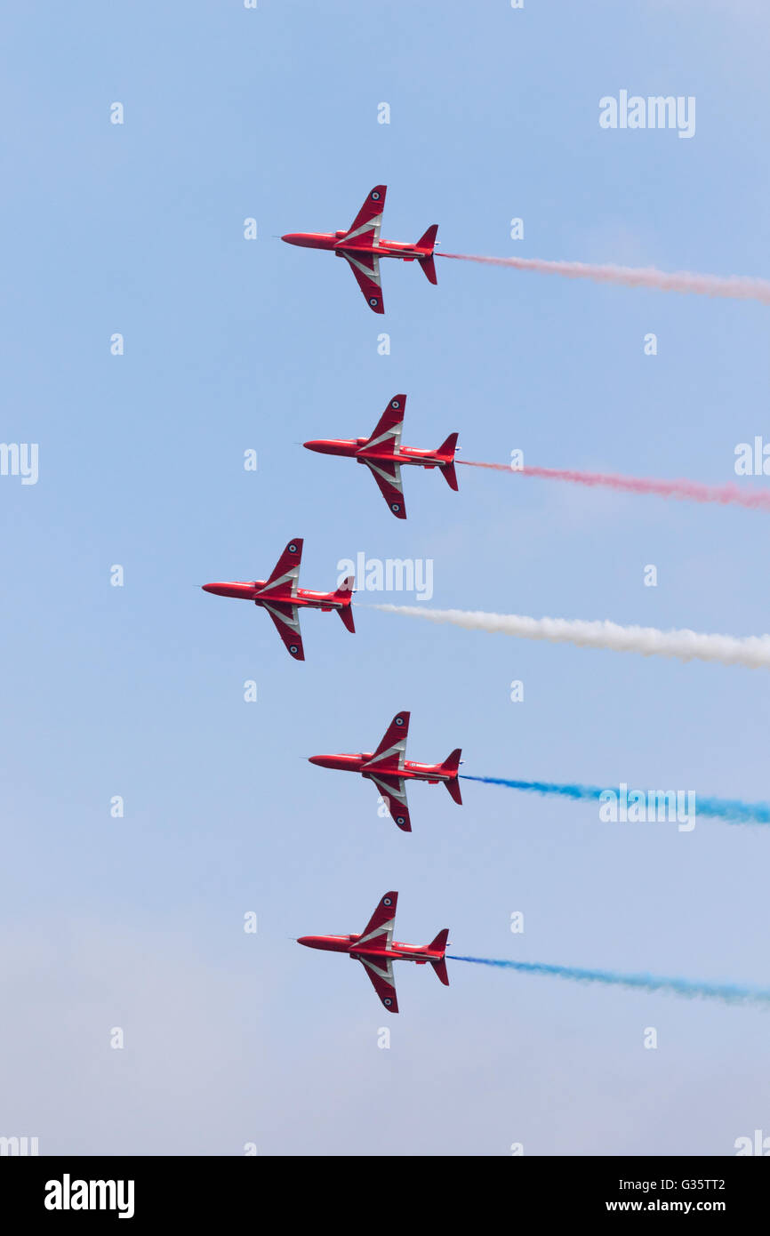 Cinque membri della RAF frecce rosse aerobatic team display volare in formazione con fumo, Duxford American Airshow di Duxford, REGNO UNITO Foto Stock