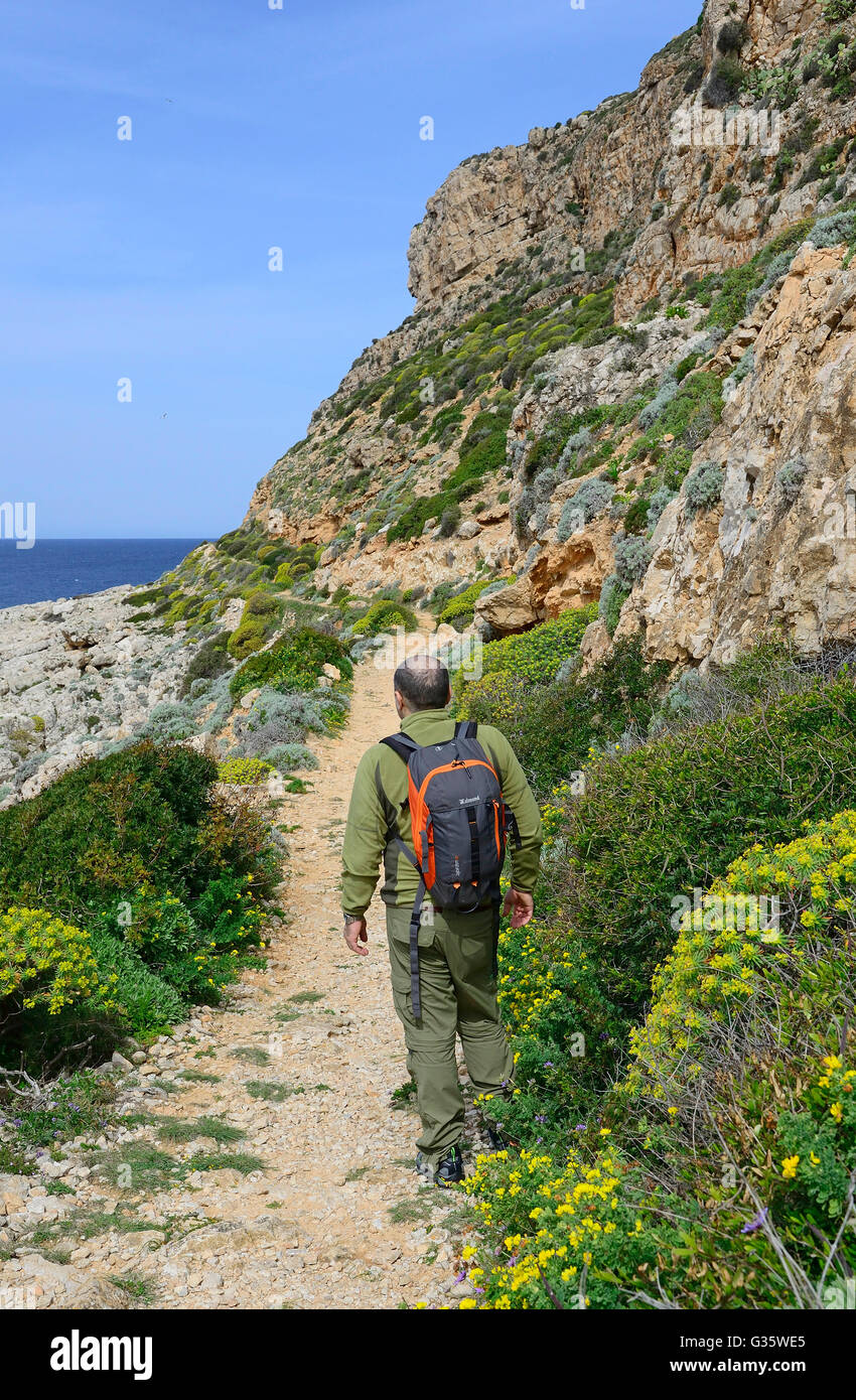 Escursionista in isola di Levanzo, isola Egadi, Sicilia, Italia, Europa Foto Stock