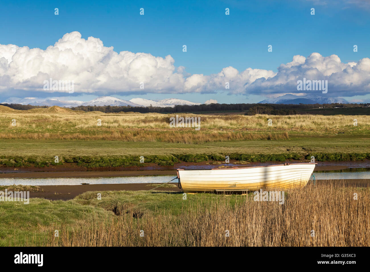Barca ormeggiata presso il fiume Ffraw estuario, Aberffraw, Anglesey, Galles del Nord Regno Unito Foto Stock