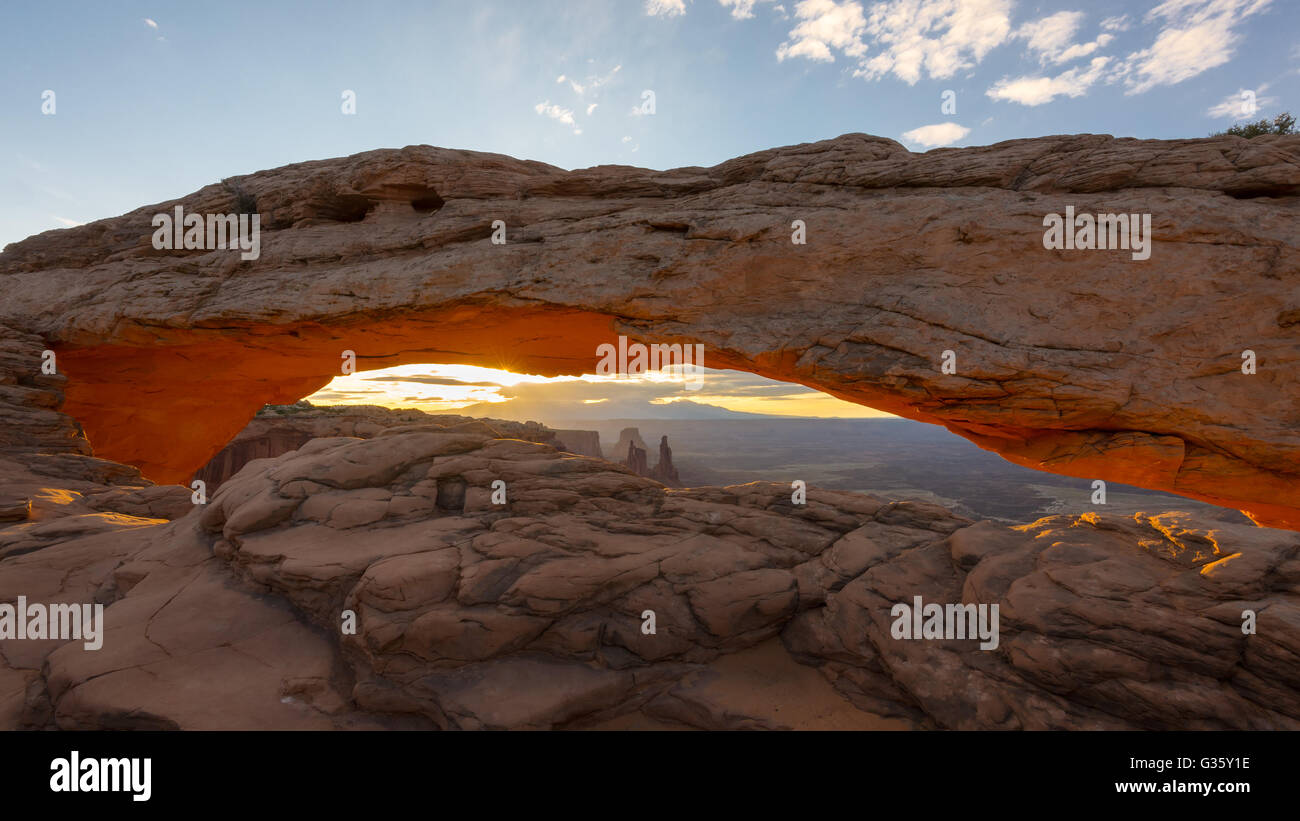 Sunrise a Mesa Arch, Rondella donna Arch e La Sal Mountains, nelle isole nel cielo del distretto di Canyonlands National Par Foto Stock