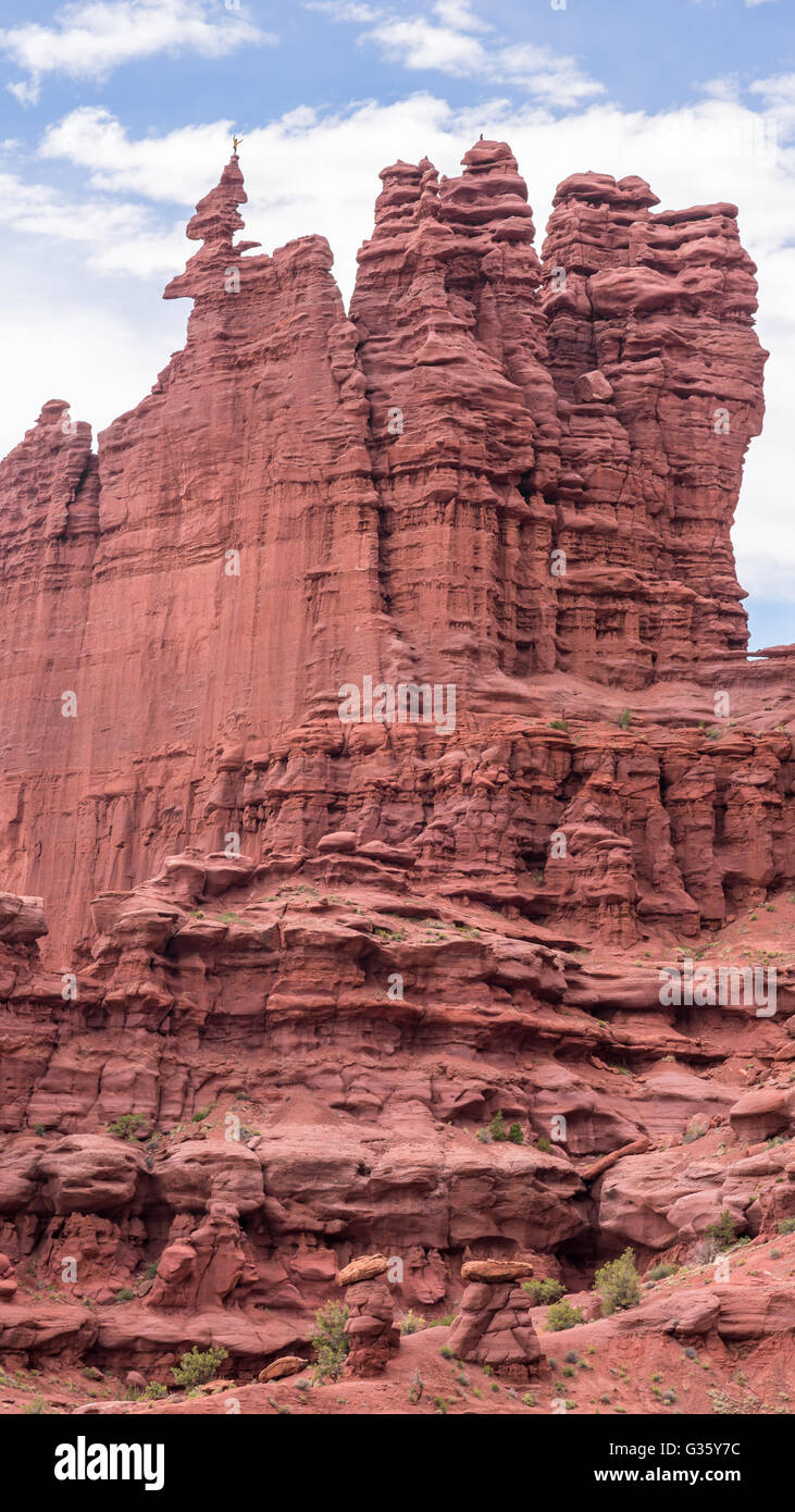 Un free climber celebra sulla sommità di una guglia a torri di Fisher, vicino a Moab, Utah. Foto Stock