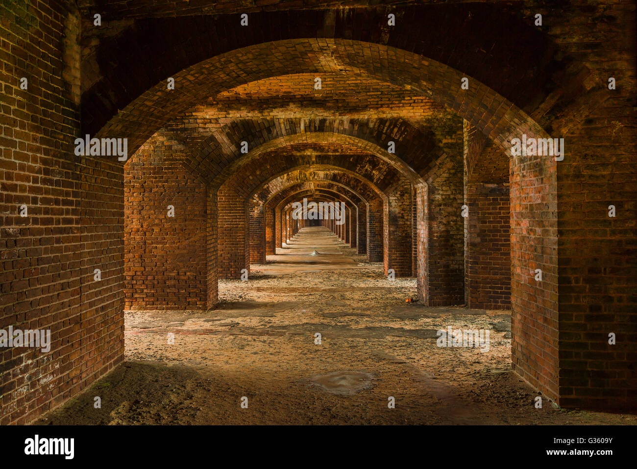 L'elegante arcata in mattoni architettura di Fort Jefferson, un XIX secolo fortezza sul giardino chiave nel Parco Nazionale di Dry Tortugas, Fl Foto Stock