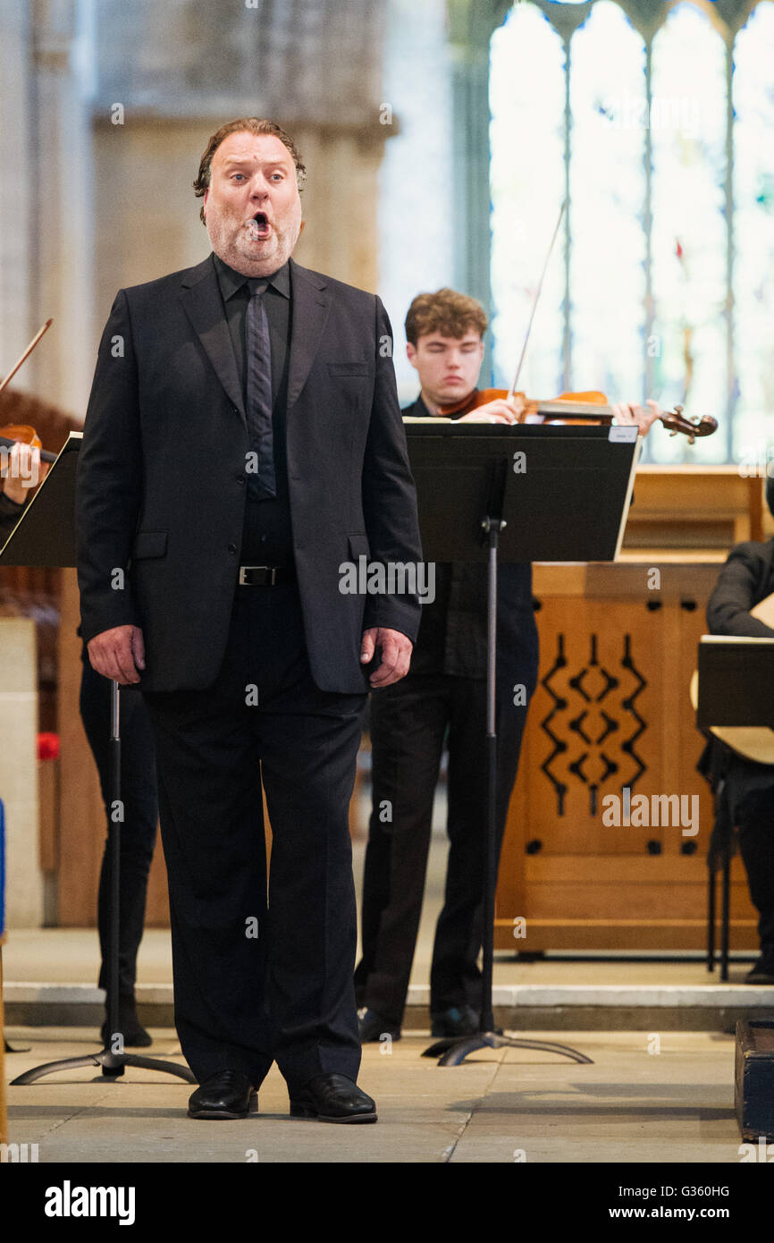 Bryn Terfel eseguendo nella Cattedrale di Llandaff a Cardiff come parte inaugurale del Festival della voce Foto Stock