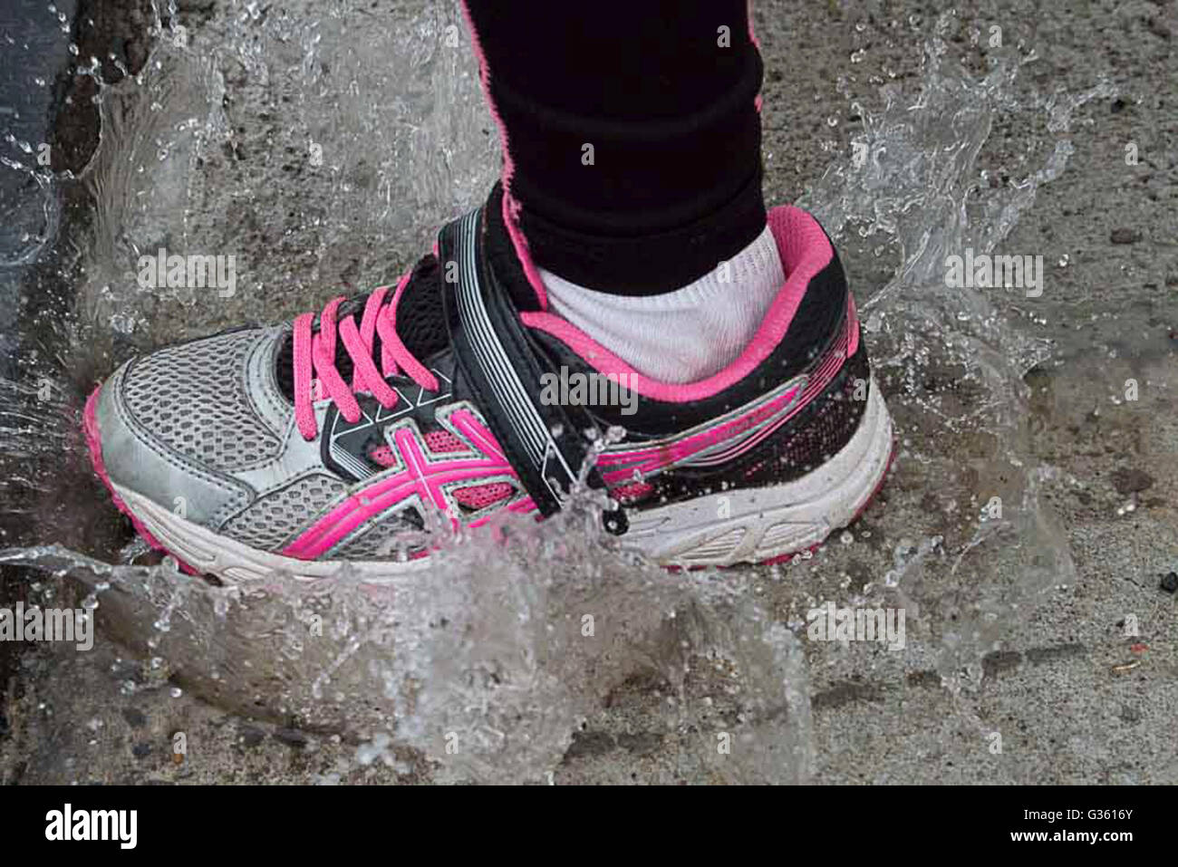 Struttura di calzatura sportiva, scarpa, sneaker, scarpa, in esecuzione su una pozzanghera Foto Stock