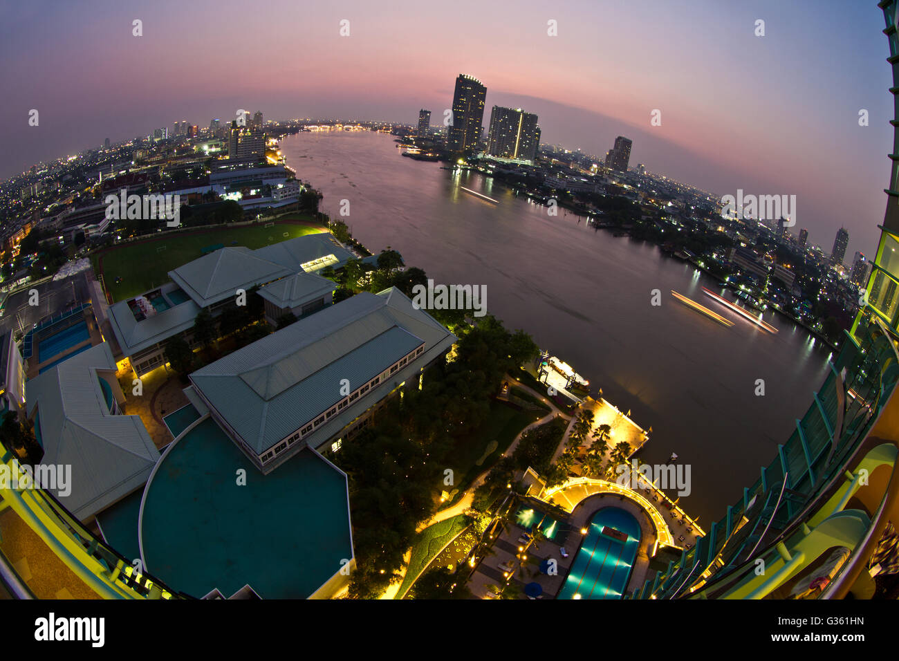 Vista di notte nel fiume Chao Phraya a Bangkok in Thailandia da Yan Nawa area Foto Stock