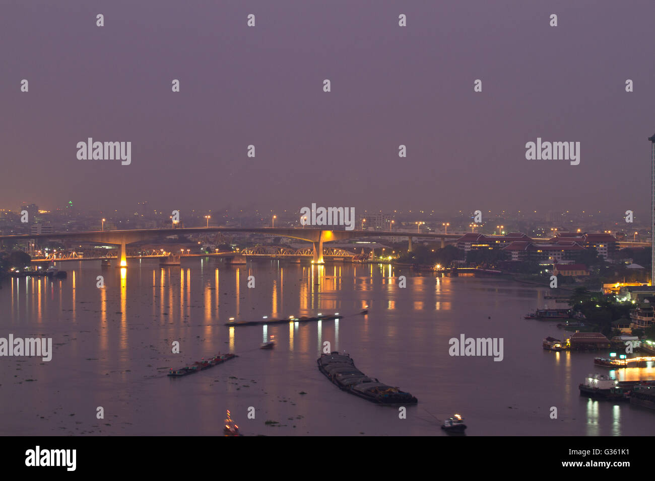 Vista di notte nel fiume Chao Phraya a Bangkok in Thailandia da Yan Nawa area Foto Stock