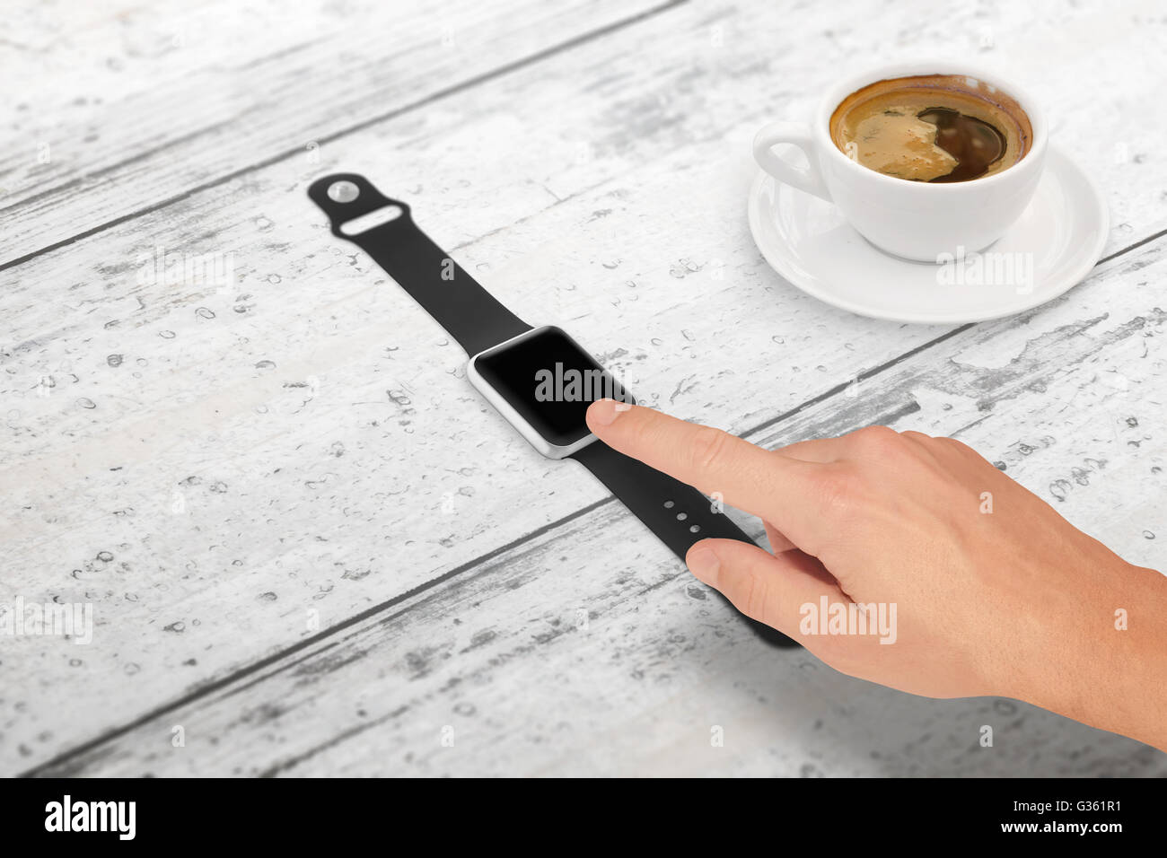 L'uomo touch smartwatch con schermo vuoto per mockup. Vista isometrica. Tazza di caffè accanto sul tavolo. Foto Stock